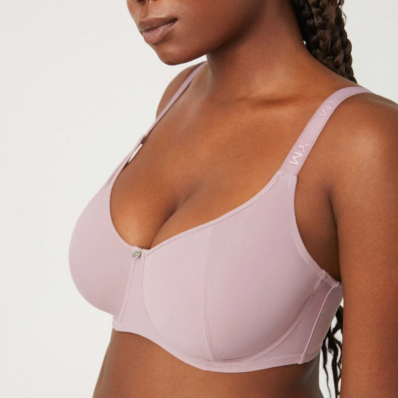 Ysabel Mora Reducing Bra, made from 75% polyamide and 25% elastane, features reinforced underwire, wide straps, and a multi-position closure for maximum support and style.