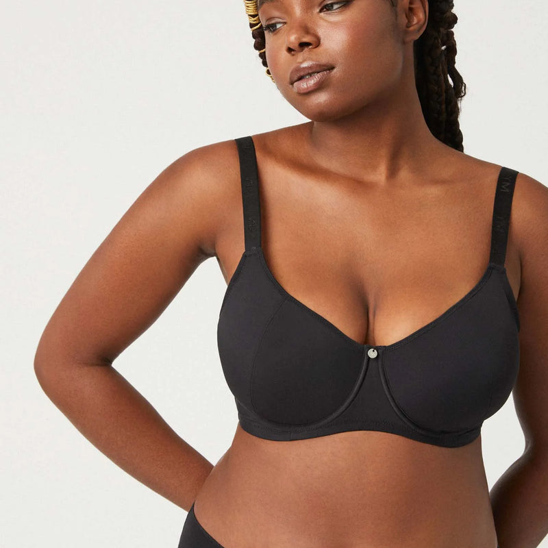 Ysabel Mora Reducing Bra, made from 75% polyamide and 25% elastane, features reinforced underwire, wide straps, and a multi-position closure for maximum support and style.