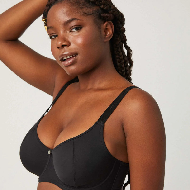 Ysabel Mora Reducing Bra, made from 75% polyamide and 25% elastane, features reinforced underwire, wide straps, and a multi-position closure for maximum support and style.