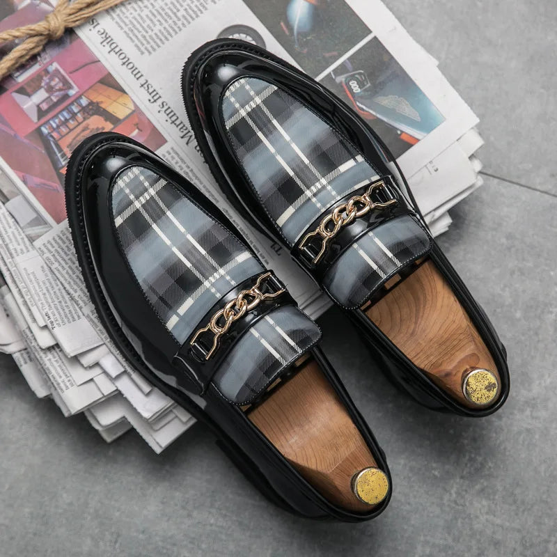 Men's Leather Shoes, British Pointed-Toe Casual Leather Shoes, British Youth Wearing Dress Shoes on One Foot