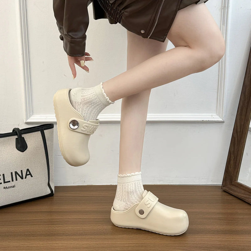 Wearing retro thick soled comfortable slippers for women in the summer of 2026 it is a niche home versatile Baotou cool slippers