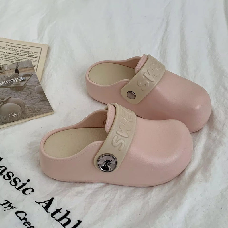 Wearing retro thick soled comfortable slippers for women in the summer of 2026 it is a niche home versatile Baotou cool slippers