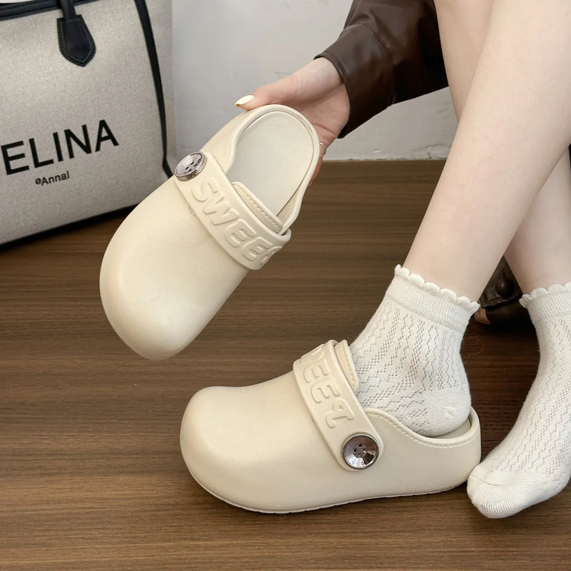 Wearing retro thick soled comfortable slippers for women in the summer of 2026 it is a niche home versatile Baotou cool slippers