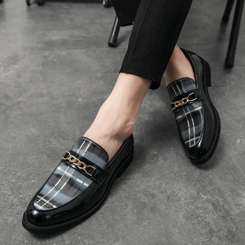 Men's Leather Shoes, British Pointed-Toe Casual Leather Shoes, British Youth Wearing Dress Shoes on One Foot
