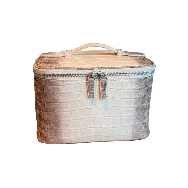 High quality crocodile patterned top layer cowhide makeup bag for women's travel, portable toiletry bag, practical storage bag