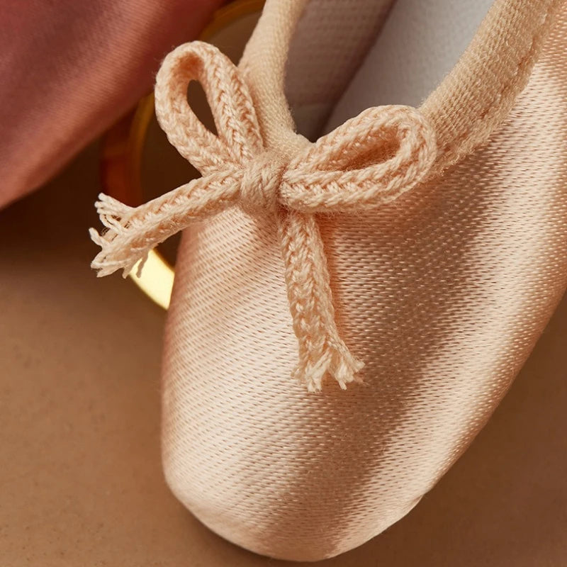 Mini Ballet Pointe Shoe Keychain Satin Ballerina Shoe Key Ring for Dance Lovers Gift Ballerina Pointe Shoe Charm for Backpack