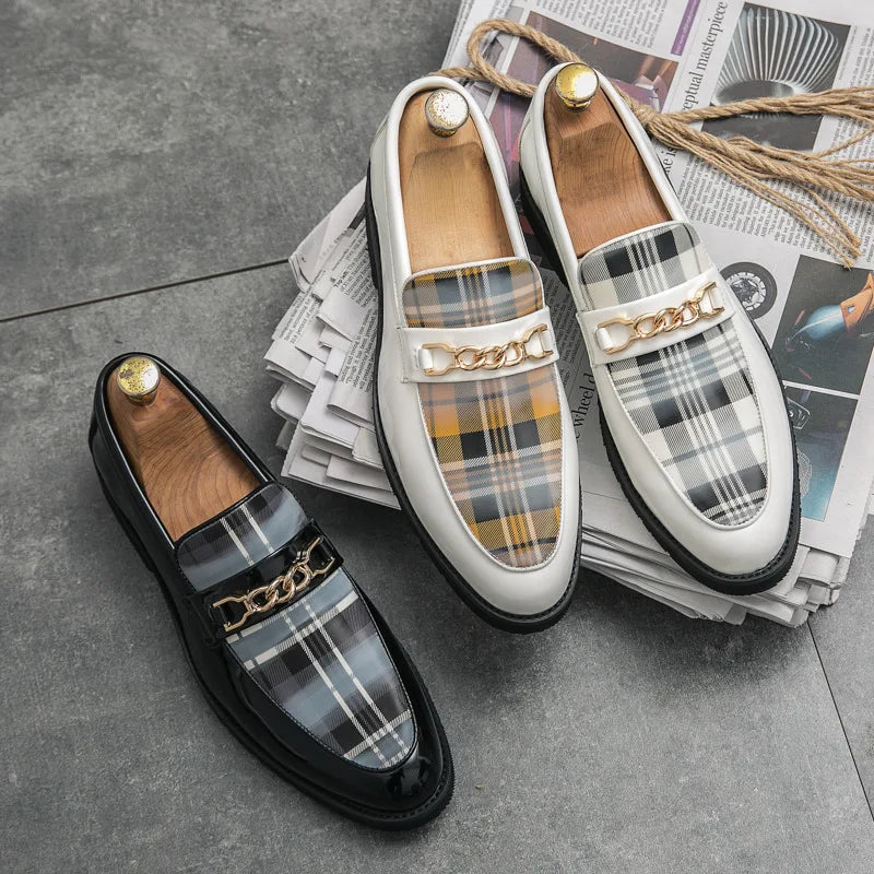 Men's Leather Shoes, British Pointed-Toe Casual Leather Shoes, British Youth Wearing Dress Shoes on One Foot